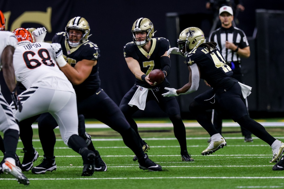 New Orleans Saints Taysom Hill (7) hands the ball off to running back Alvin Kamara (41) against the Cincinnati Bengals. Mandatory Credit: Stephen Lew-USA TODAY Sports