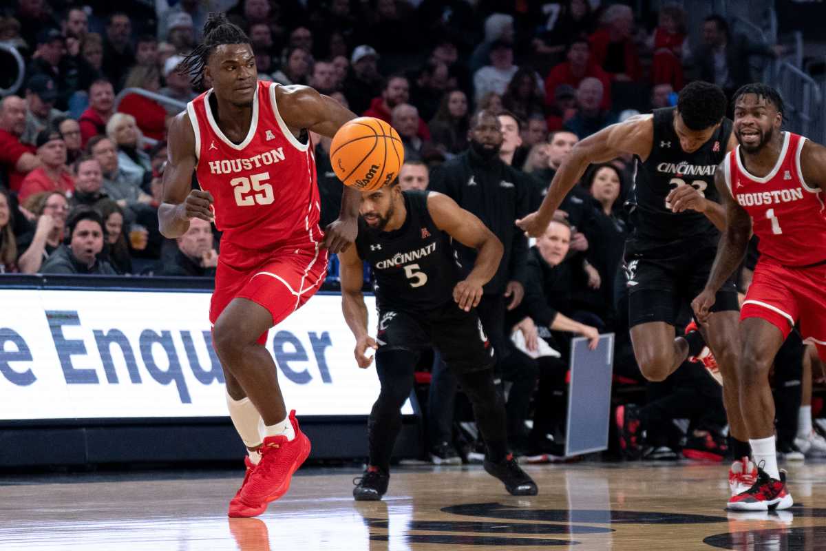 Houston Cougars forward Jarace Walker (25) grabs a loose ball for a turnover in the first half of the NCAA men s basketball game between the Cincinnati Bearcats and the Houston Cougars at Fifth Third Arena in Cincinnati on Sunday, Jan 8, 2023. Ncaa Basketball Houston Cougars At Cincinnati Bearcats