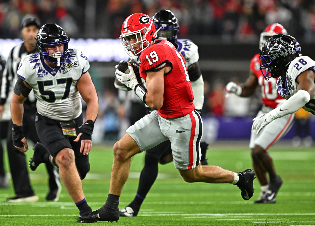 Brock Bowers catches a pass from Stetson Bennett.