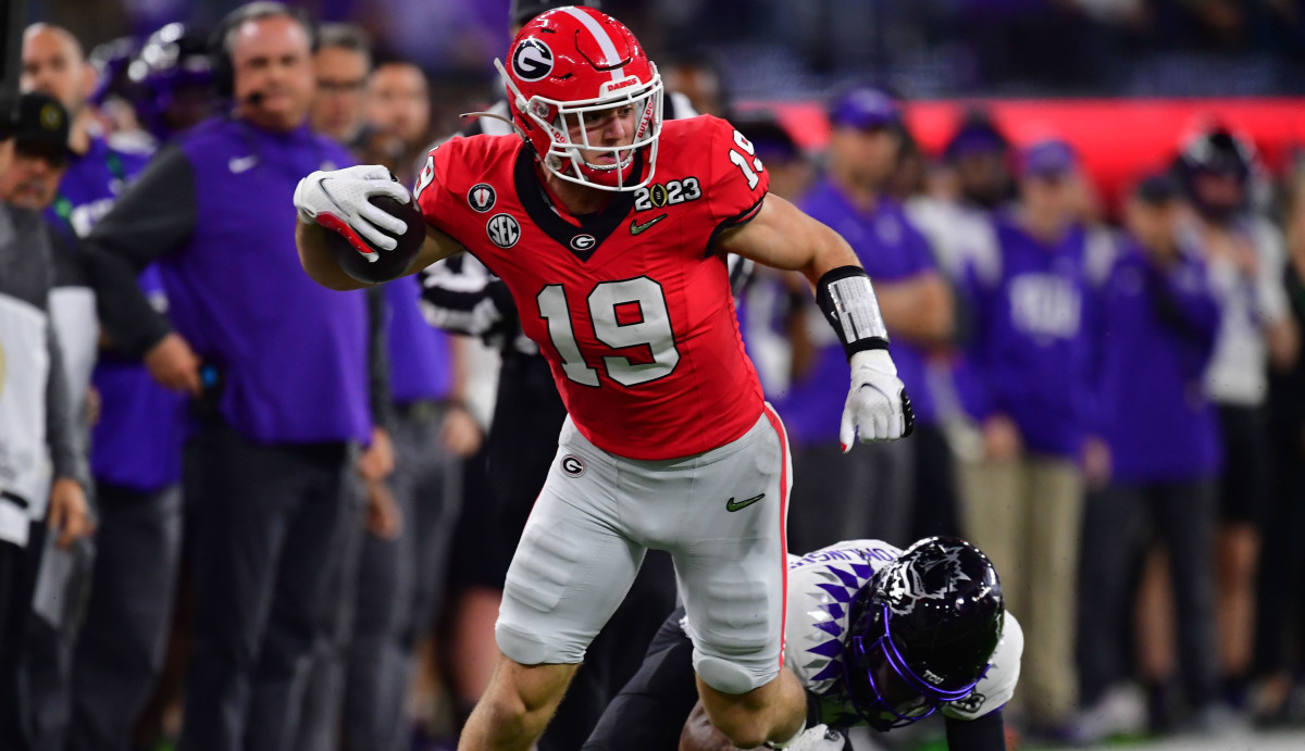 Georgia Bulldogs tight end Brock Bowers breaks a tackle against TCU in the CFP title game