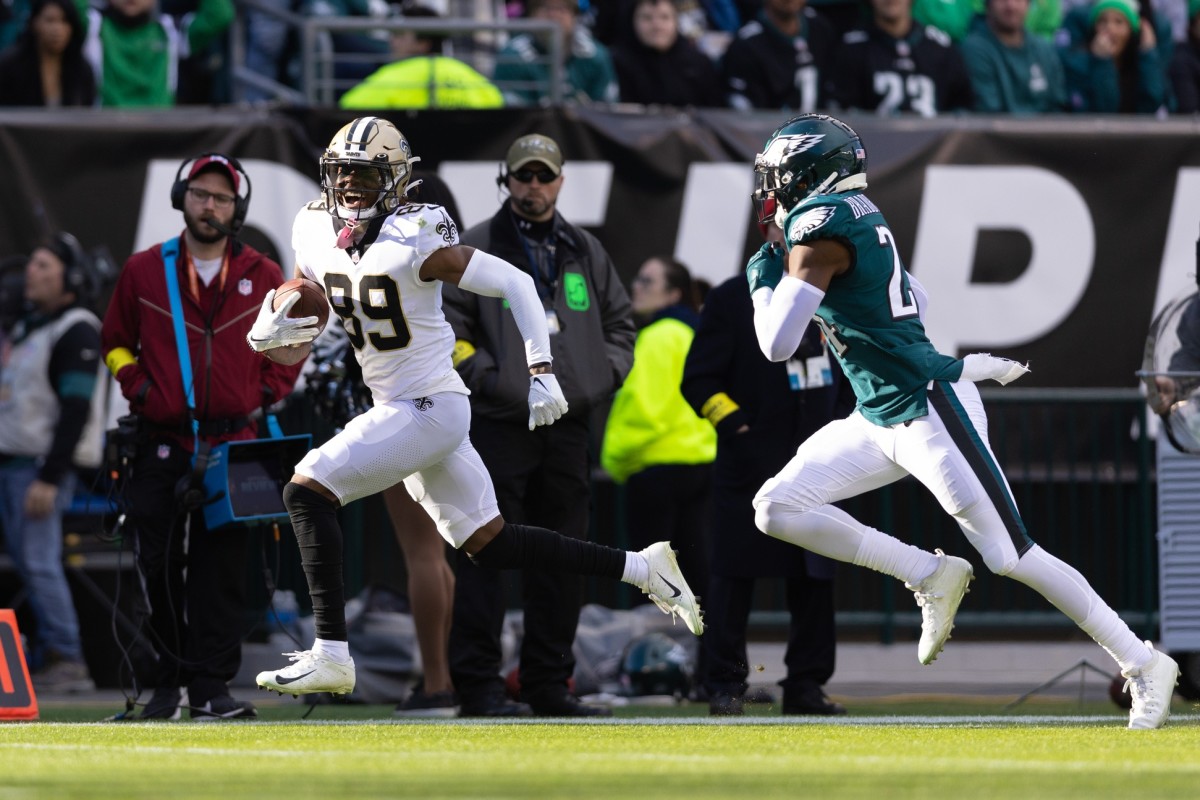 New Orleans Saints receiver Rashid Shaheed (89) makes a catch behind Philadelphia Eagles cornerback James Bradberry (24). Mandatory Credit: Bill Streicher-USA TODAY Sports