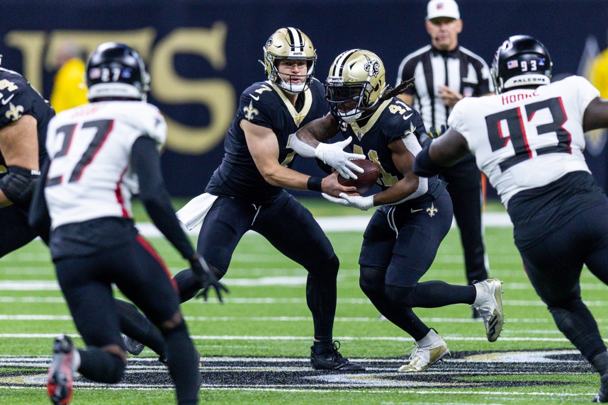 New Orleans Saints Taysom Hill (7) hands off to running back Alvin Kamara (41). Mandatory Credit: Stephen Lew-USA TODAY