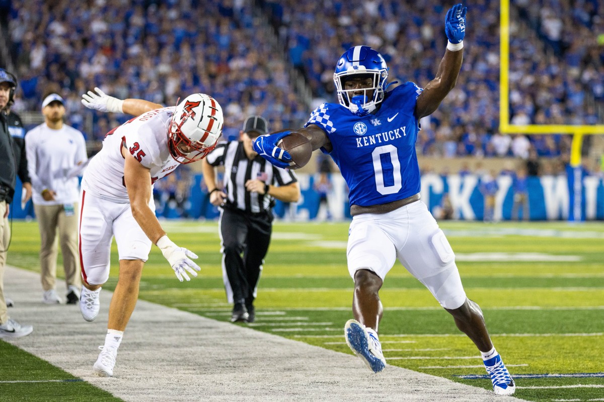 Kentucky Transfer Running Back Kavosiey Smoke Commits to Colorado