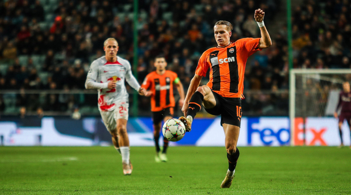 Mykahilo Mudryk playing for Shakhtar.