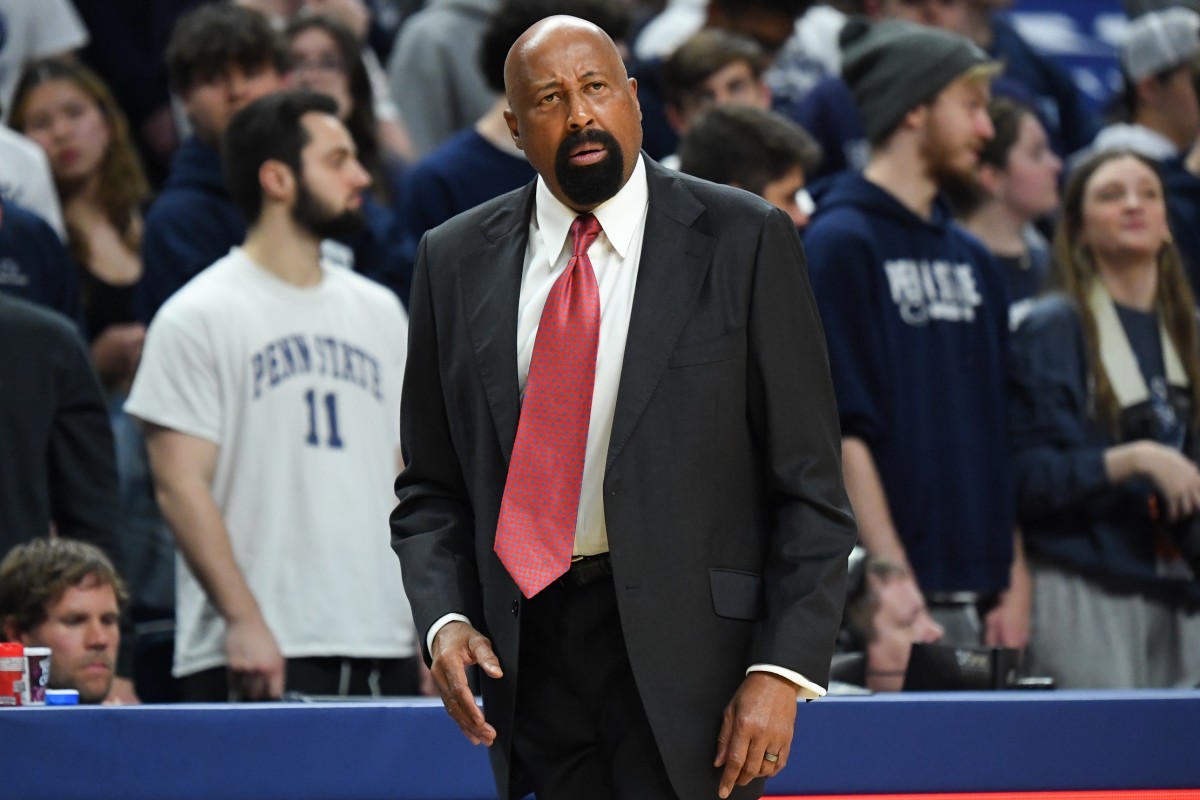 Mike Woodson assesses his team's execution of a play against the Penn State Nittany Lions.