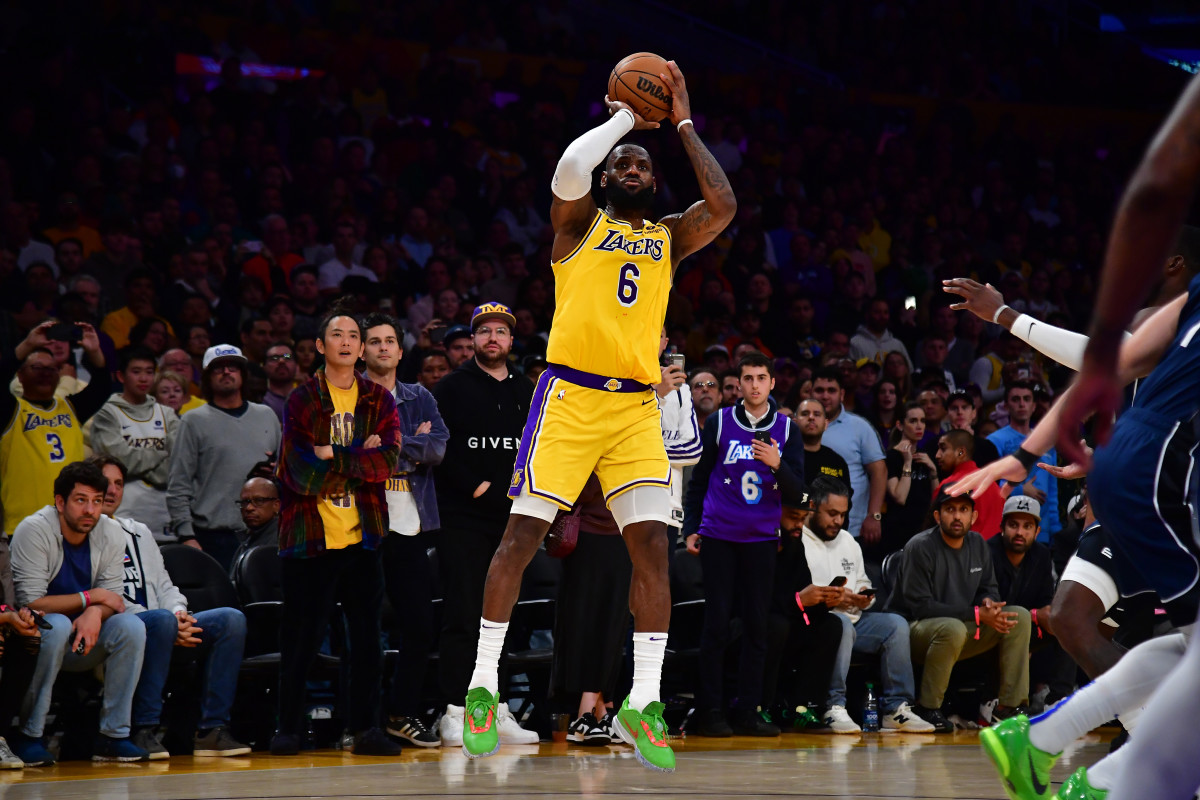 Lakers: LeBron James Frustrated By Consistent Late-Game Lineup