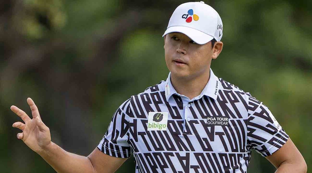 Si Woo Kim waves to the crowd in the final round of the 2023 Sony Open in Hawaii.