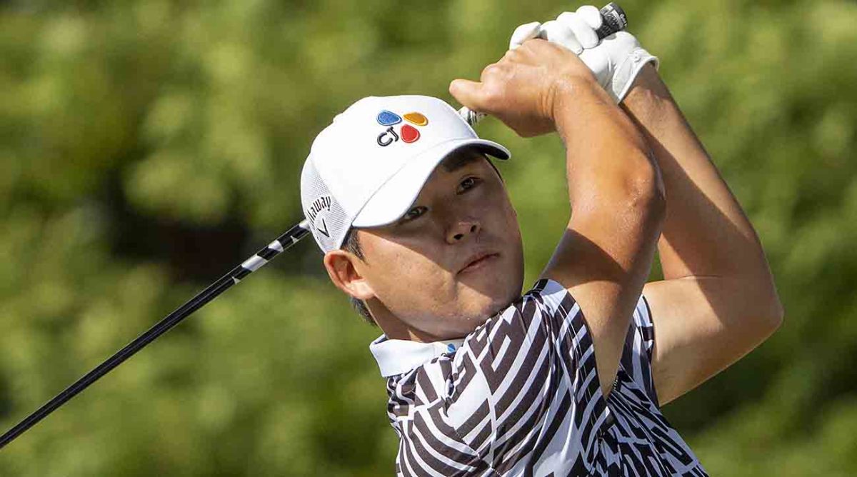 Si Woo Kim hits a tee shot in the final round of the 2023 Sony Open in Hawaii.