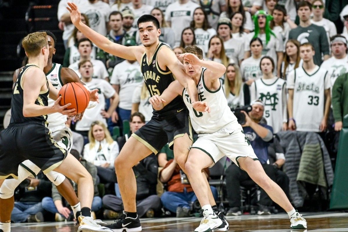 zach edey post up vs msu