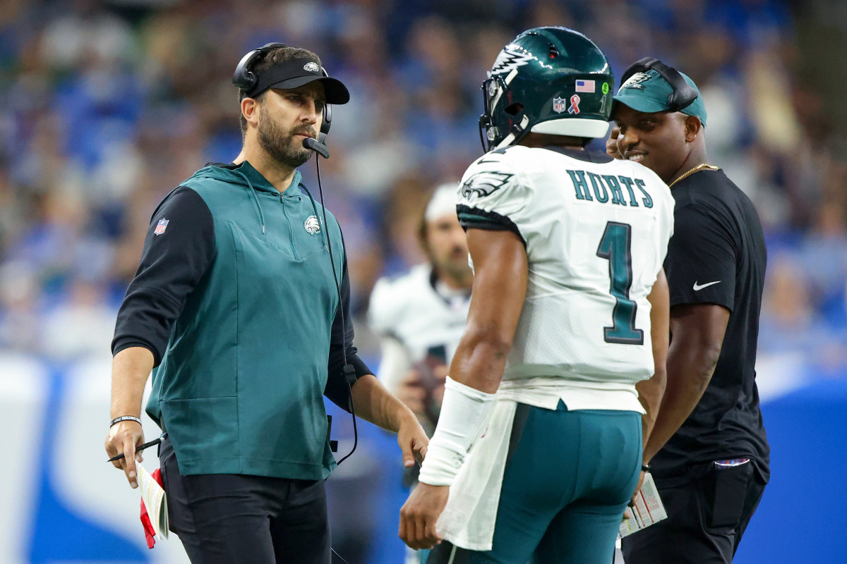 Nick Sirianni and Jalen Hurts talk during an Eagles game