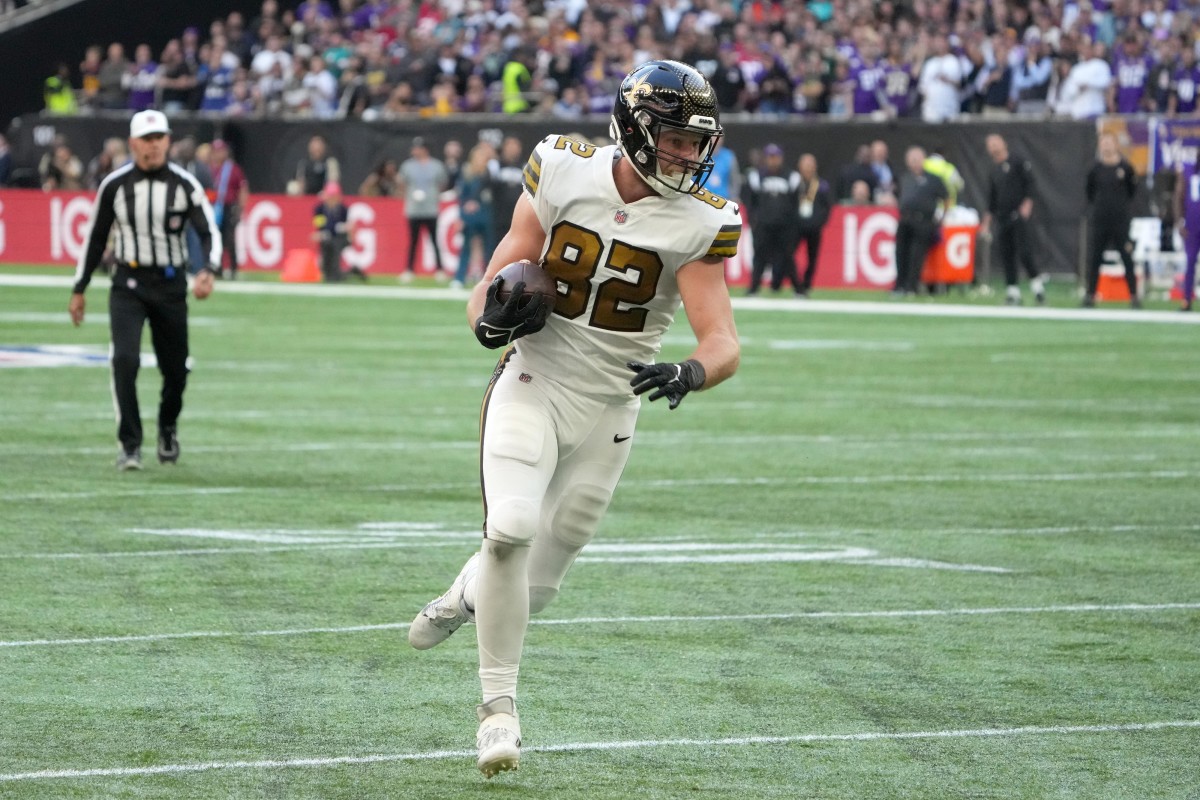 New Orleans Saints tight end Adam Trautman (82) catches the ball against the Minnesota Vikings. Mandatory Credit: Kirby Lee-USA TODAY Sports