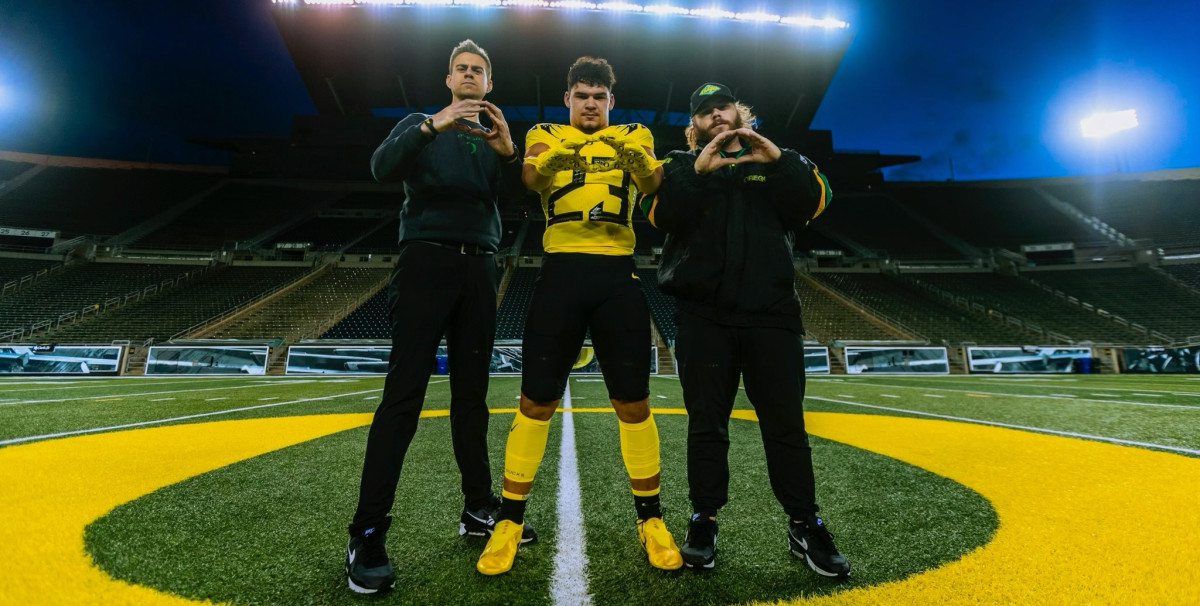 2024 Yelm linebacker Brayden Platt poses with Tyler Dean (left) and Jake Long (right).