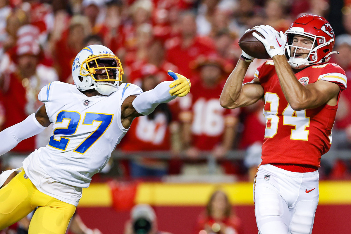 Chiefs receiver Justin Watson makes a catch against the Chargers
