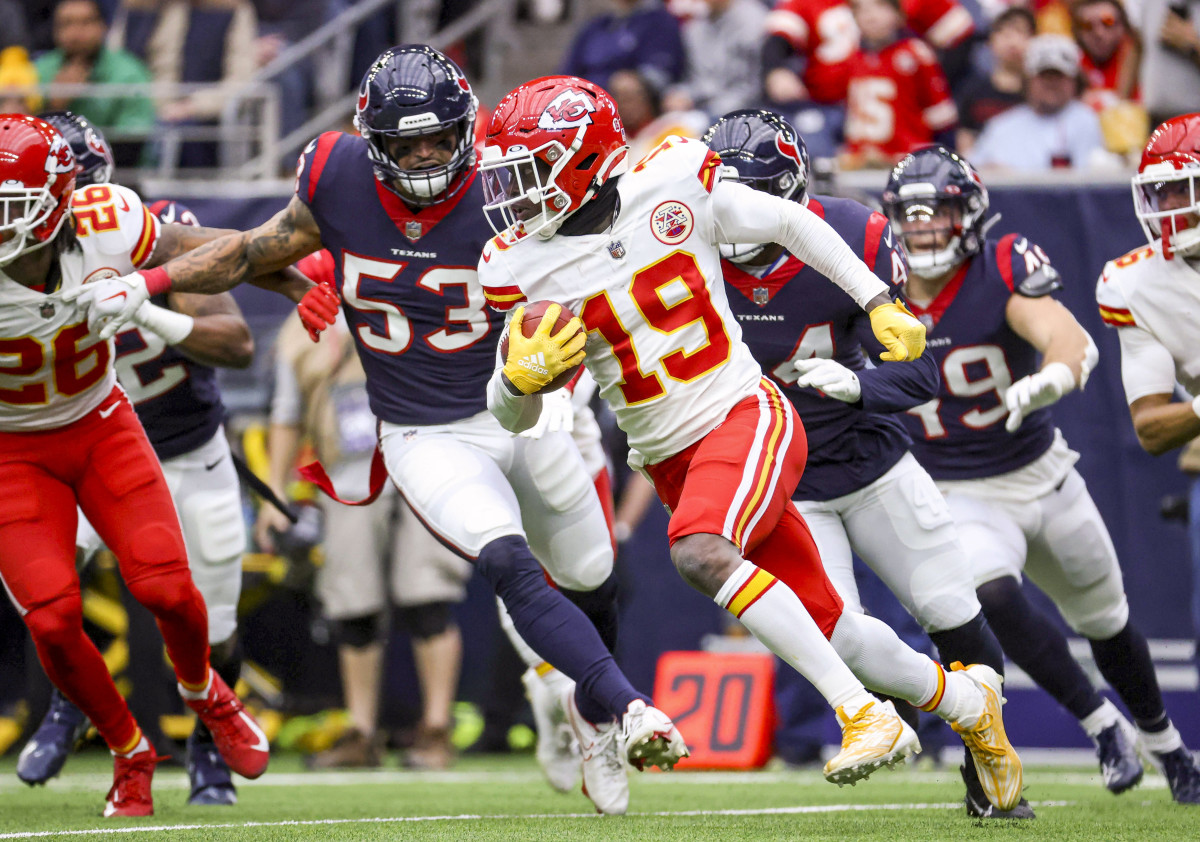 Kadarius Toney runs with the ball during a game against the Texans