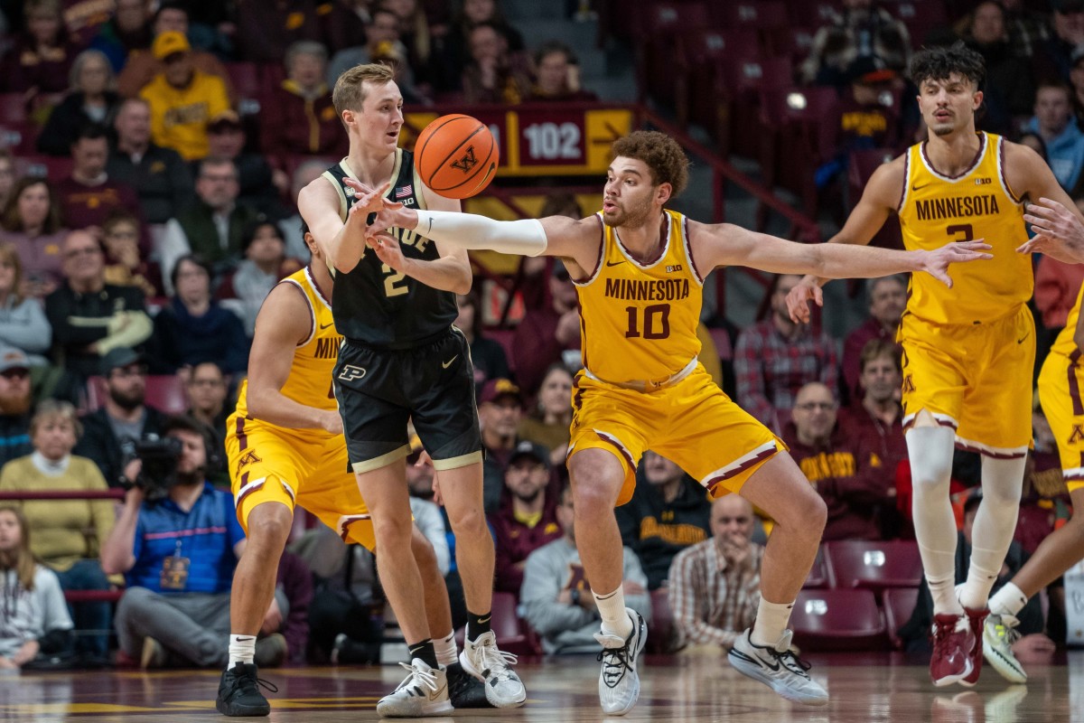 Jan 19, 2023; Minneapolis, Minnesota, USA; Minnesota Golden Gophers forward Jamison Battle (10) defends against Purdue Boilermakers guard Fletcher Loyer (2) in the first half at Williams Arena.