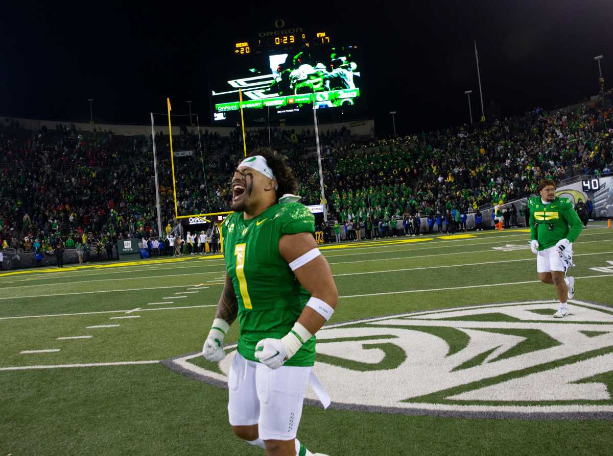 Oregon's Noah Sewell lets out a yell as the Ducks hang on to defeat Utah during the final home game this season at Autzen Stadium. Ncaa Football Oregon Utah Football Utah At Oregon