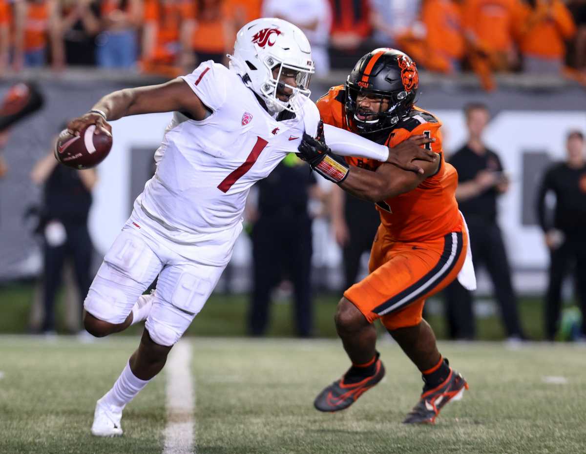 Washington State quarterback Cameron Ward (1) scrambles from Oregon State linebacker Omar Speights (1) during the fourth quarter at Reser Stadium at Oregon State University in Corvallis, Ore. on Saturday, Oct. 15, 2022. Ncaa Football Washington State At Oregon State 2007