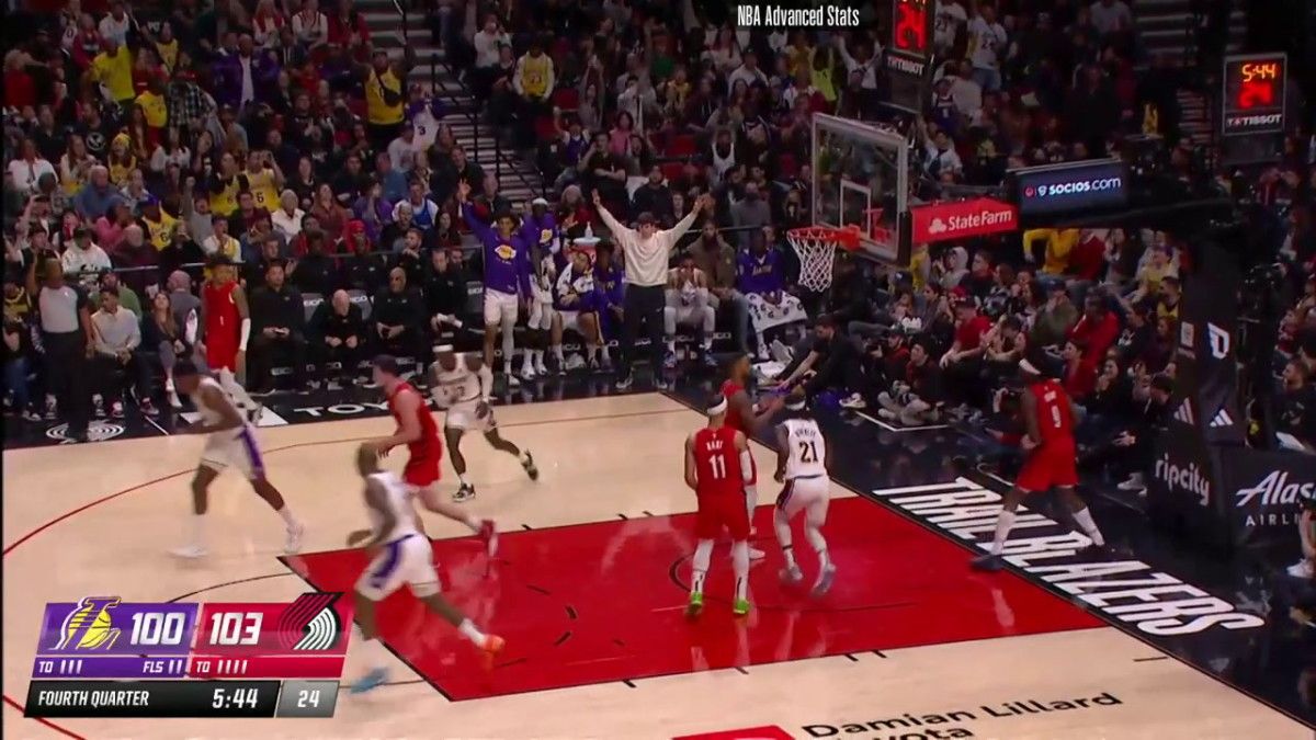 lebron to schroder corner 3
