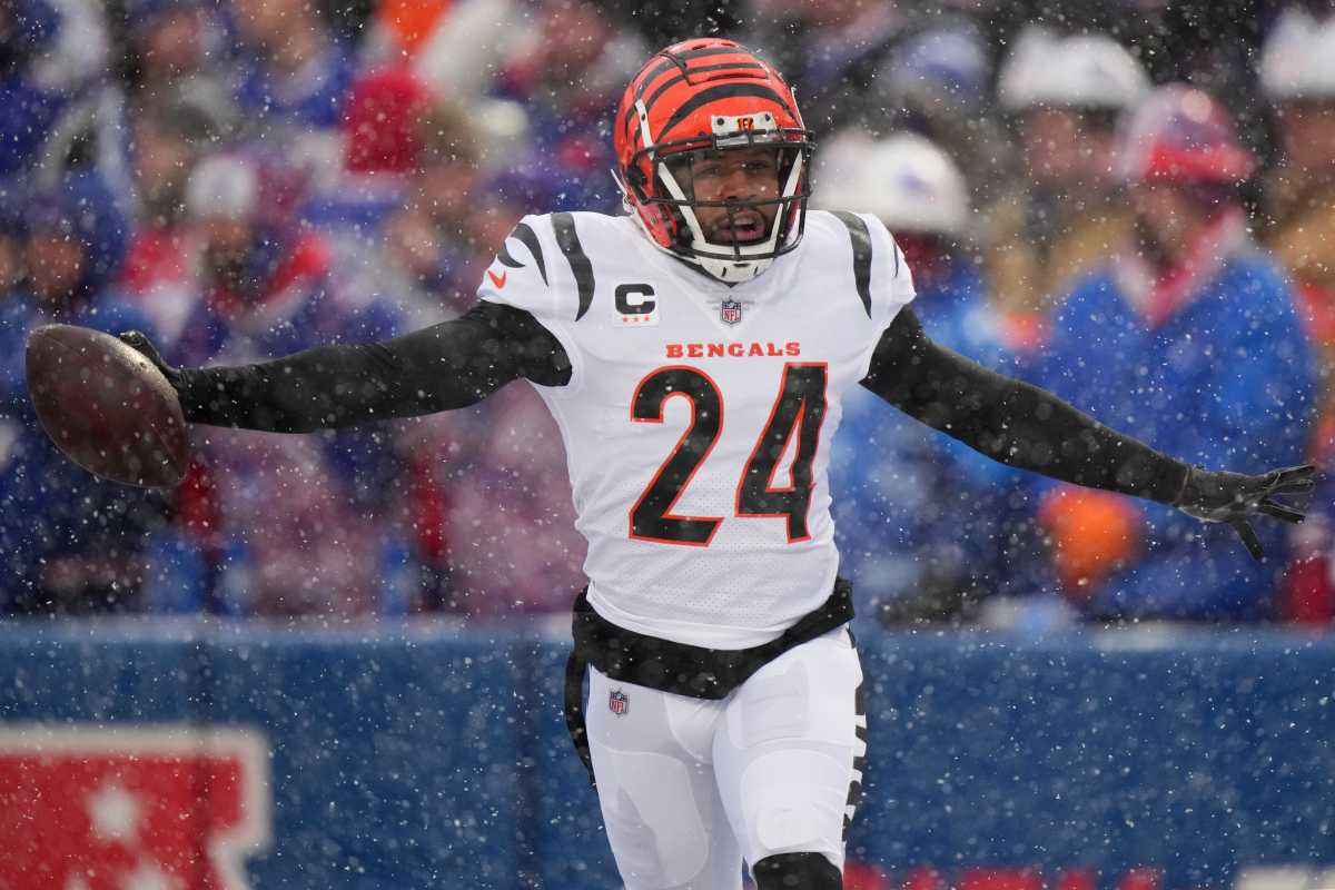 Cincinnati Bengals safety Vonn Bell (24) recovers a fumble in the first quarter during an NFL divisional playoff football game between the Cincinnati Bengals and the Buffalo Bills, Sunday, Jan. 22, 2023, at Highmark Stadium in Orchard Park, N.Y. Cincinnati Bengals At Buffalo Bills Afc Divisional Jan 22 0249