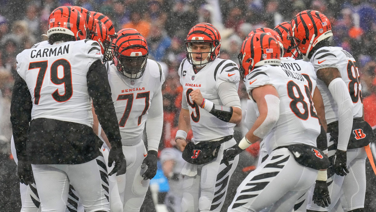 Joe Burrow leads a Bengals huddle during the team's win over the Bills