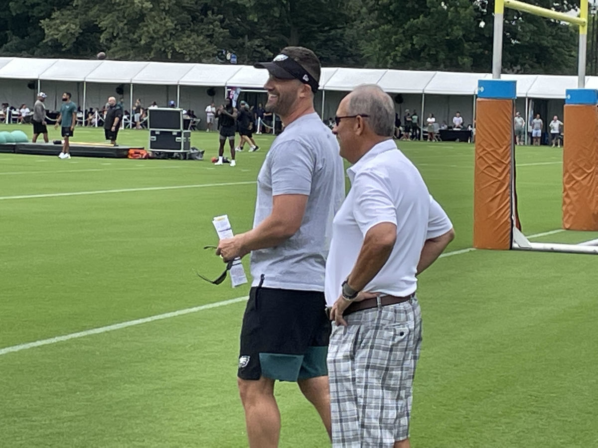 Vic Fangio visits with Nick Sirianni at training camp