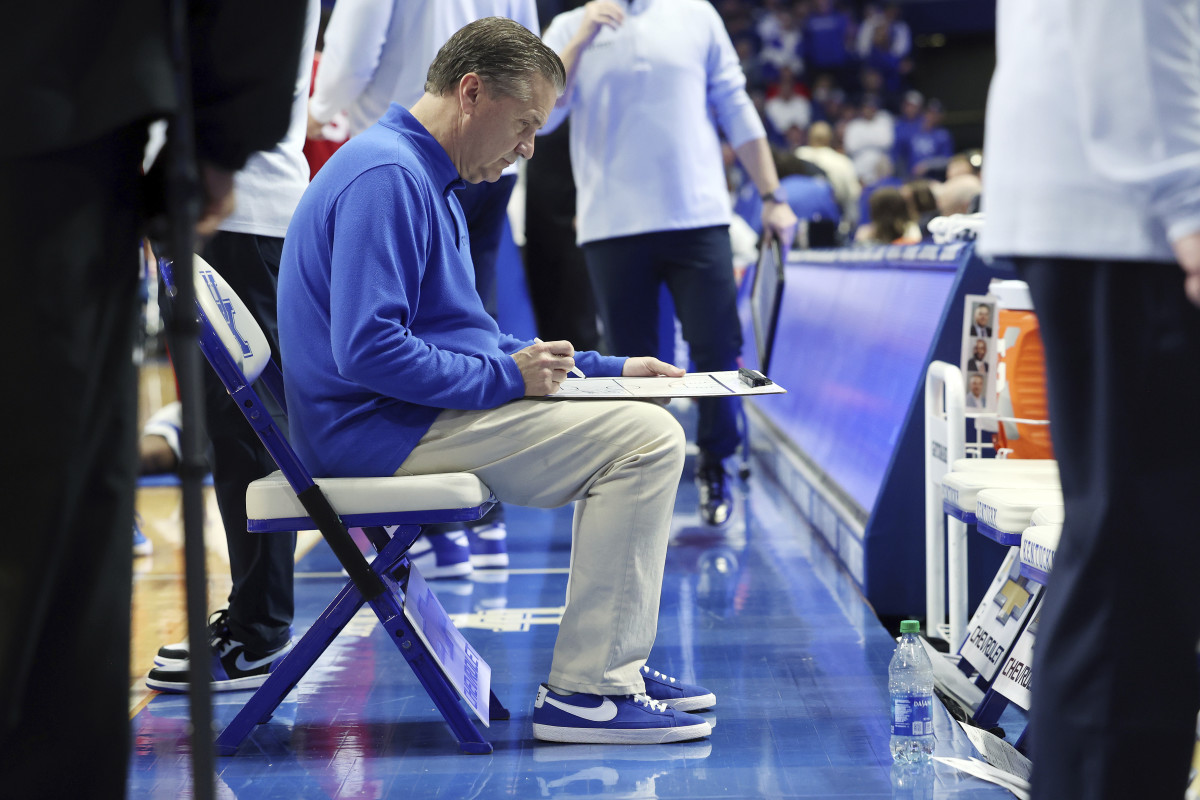 Kentucky coach John Calipari draws up a play before the second half of a game against Louisville.