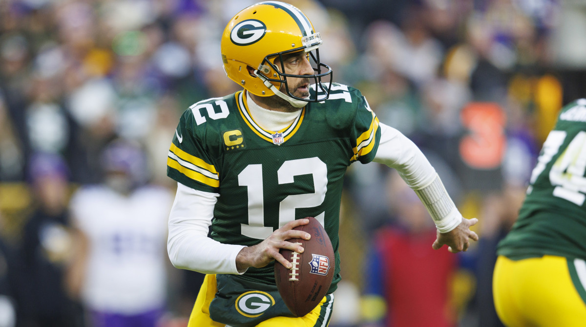 Packers QB Aaron Rodgers rolls out to pass vs. the Vikings.