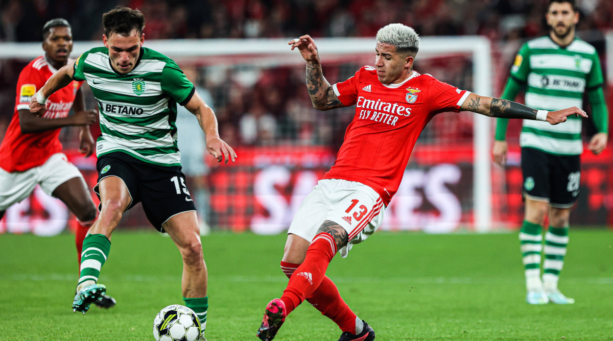 Enzo Fernandez playing for Benfica.
