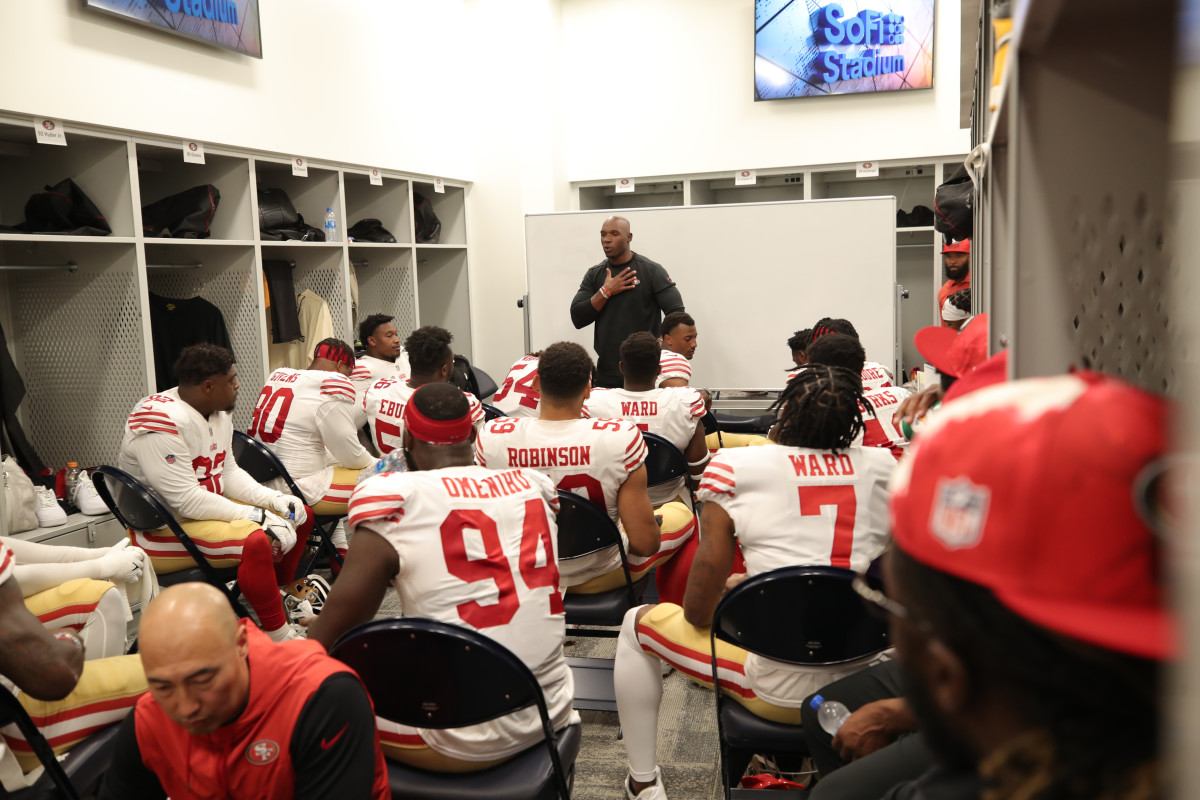DeMeco Ryans addresses the 49ers defense in the locker room during a road game against the Rams
