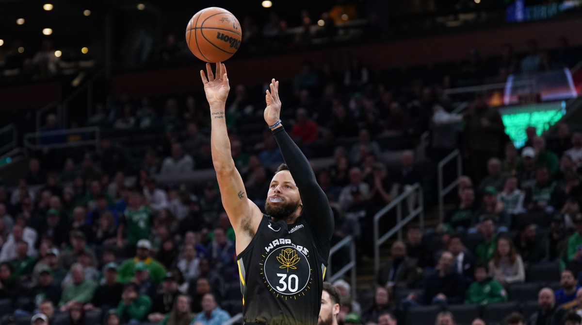 Warriors guard Stephen Curry shoots in a game vs. the Celtics.