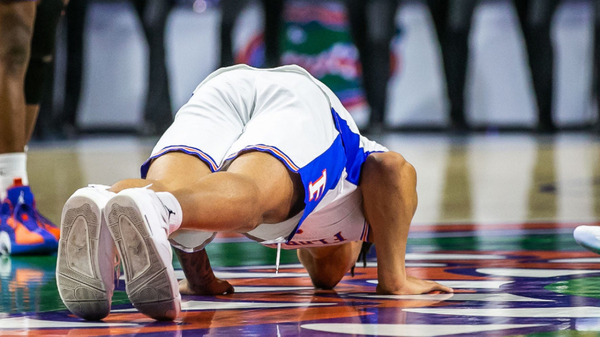 Keyontae Johnson kisses midcourt during honorary appearance in Florida’s starting lineup on 2021-22 senior day.
