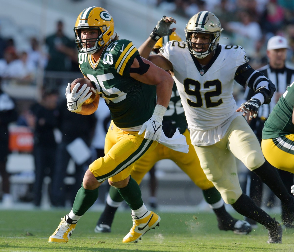 September 21, 2021; Green Bay Packers tight end Robert Tonyan (85) is chased down by New Orleans Saints defensive end Marcus Davenport (92). 