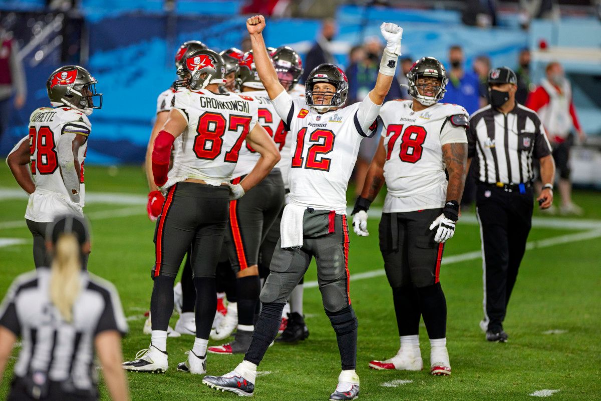 Tom Brady raises his arms in celebration toward the end of the Bucs' Super Bowl victory over the Chiefs