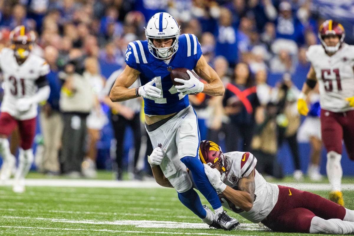 INDIANAPOLIS, IN - OCTOBER 30: Indianapolis Colts linebacker