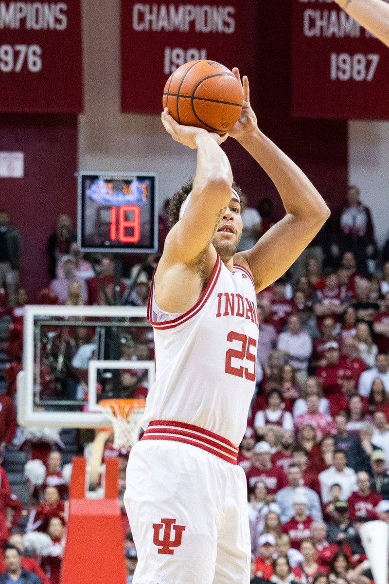 Race Thompson (25) shoots the ball in the first half against the Purdue Boilermakers.