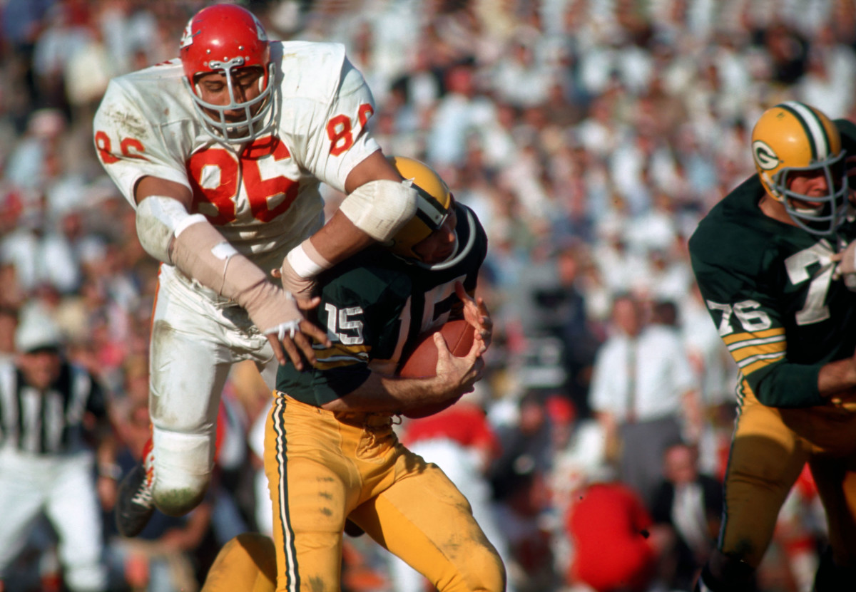 In today's NFL, this would be called a penalty against Chiefs defensive star Buck Buchanan for hitting Bart Starr in the head. In Super Bowl I, this was called football. Tony Tomsic-USA TODAY NETWORK
