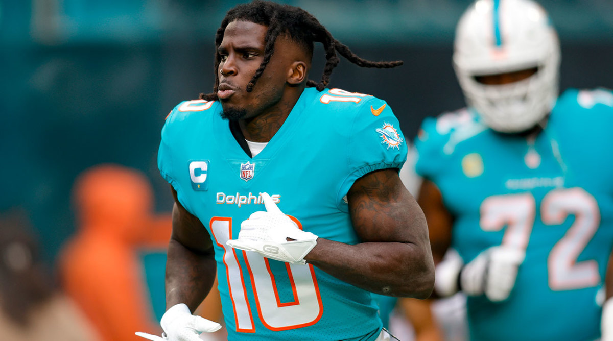 Tyreek Hill warms up without a helmet in his Dolphins uniform