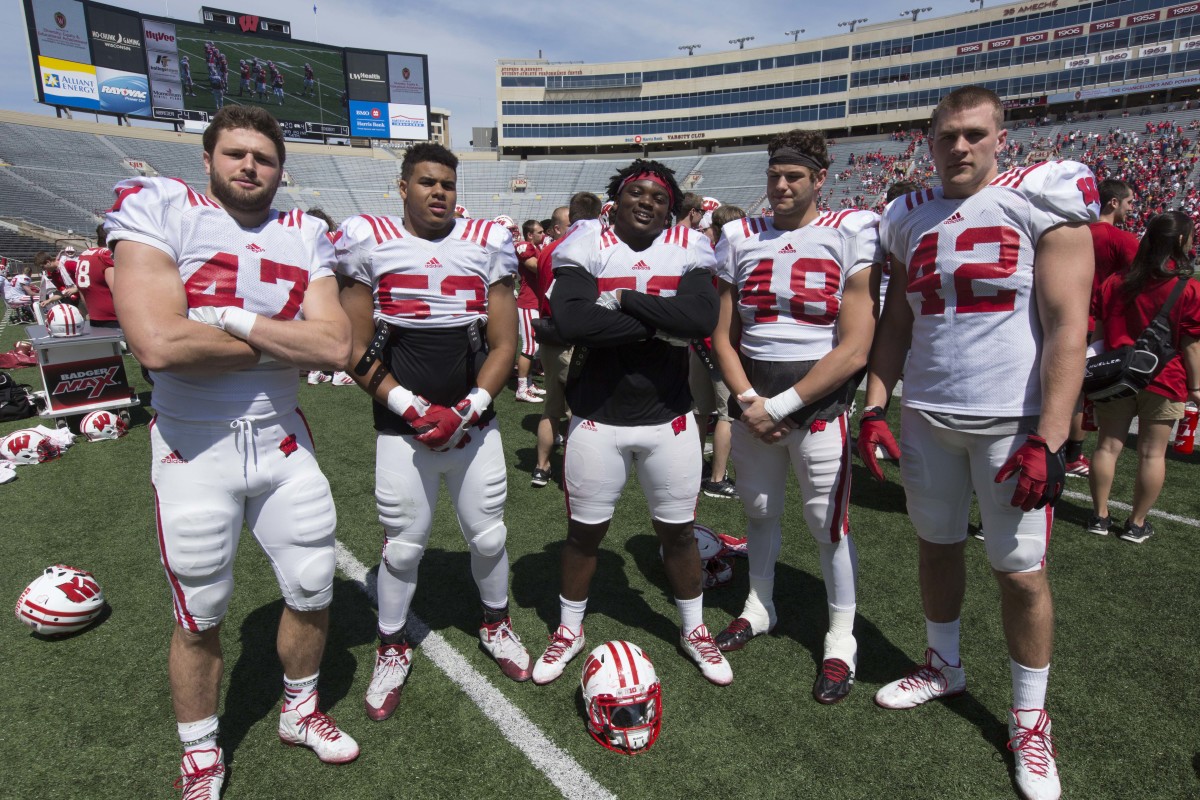 Wisconsin's linebackers, including T.J. Edwards and T.J. Watt, pose for a photo in 2016