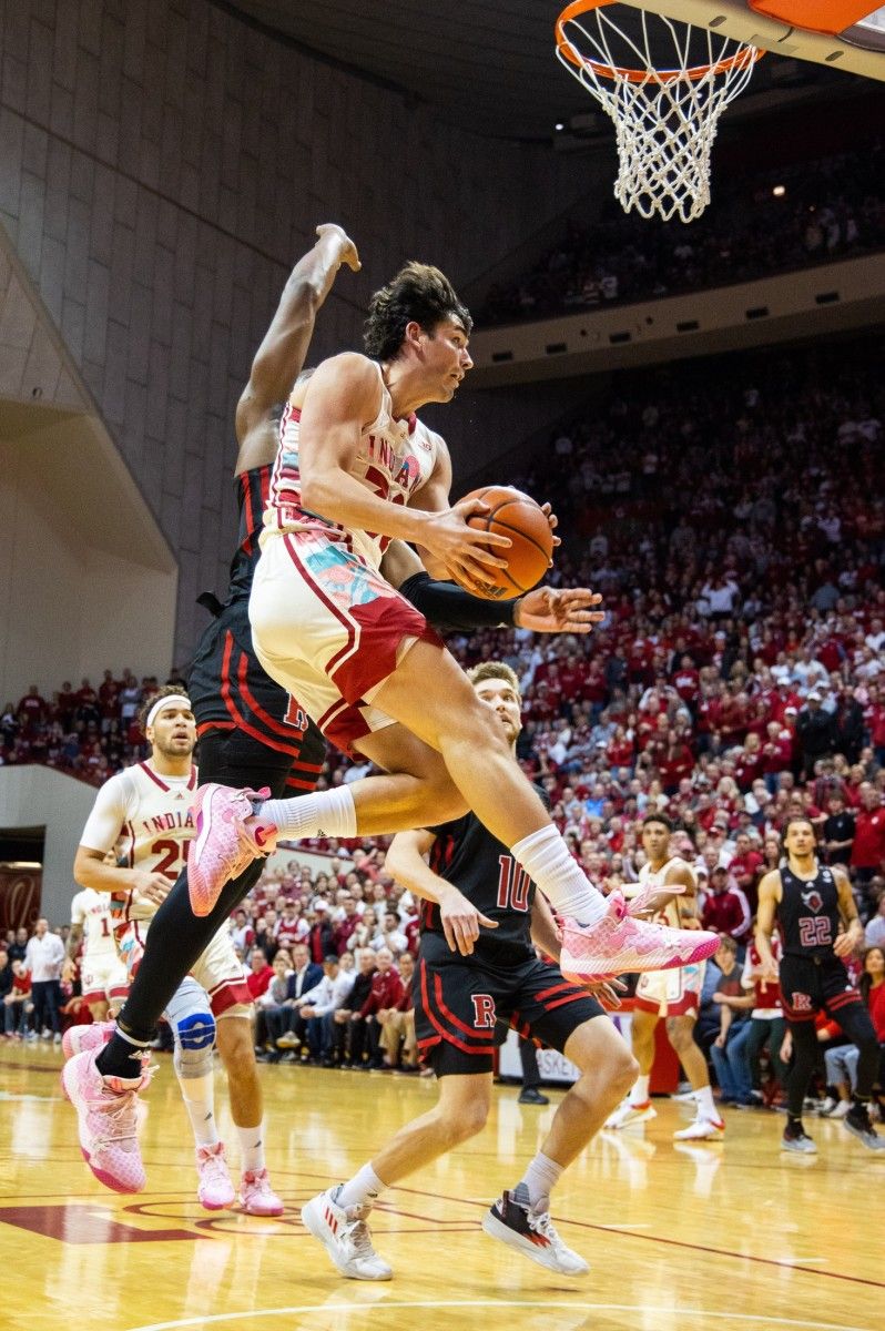 Trey Galloway (32) drives to the basket vs. Rutgers.