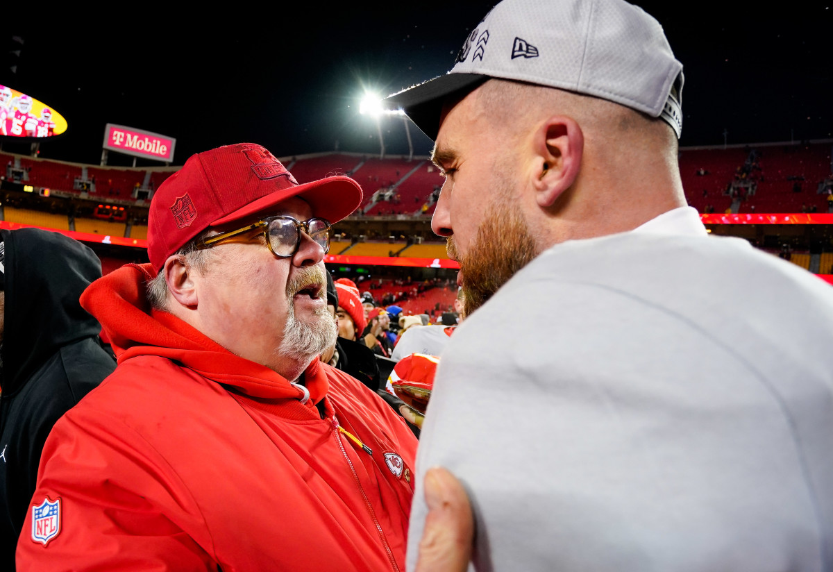 Eric Stonestreet talks to Travis Kelce on the field during the Chiefs' AFC championship celebration