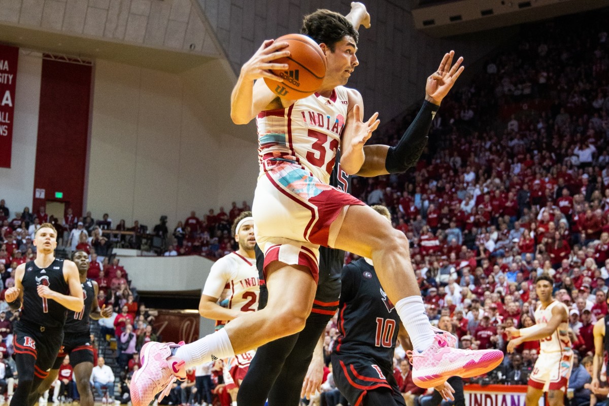 Indiana Hoosiers guard Trey Galloway (32) drives to the basket in the first half at Simon Skjodt Assembly Hall. 
