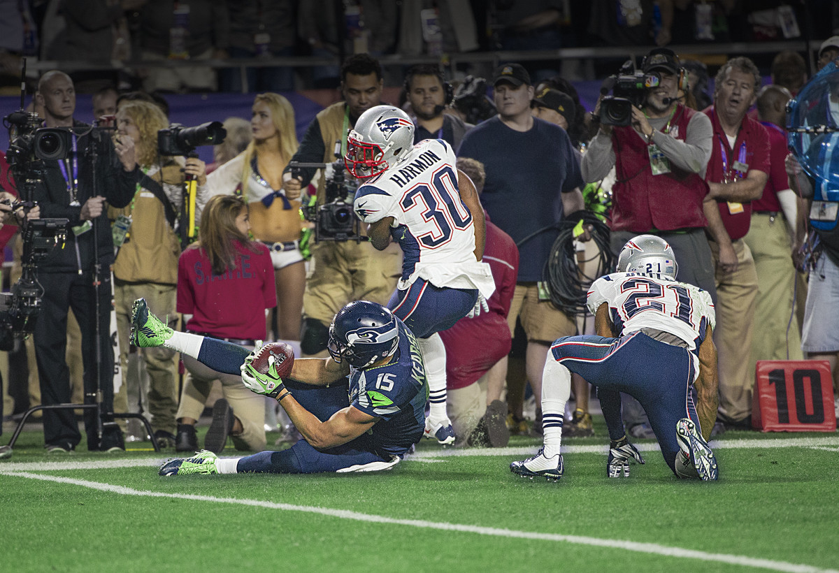 Jermaine Kearse secures a juggling catch in the fourth quarter of Super Bowl 49