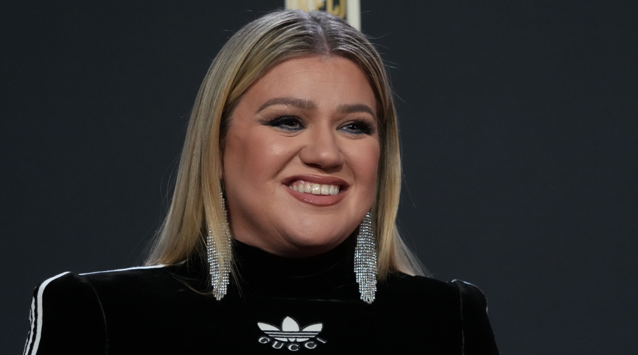 Kelly Clarkson Trolls Cowboys at NFL Honors (Video) - Sports Illustrated