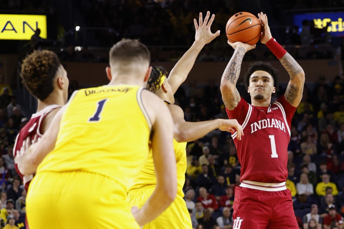 Jalen Hood-Schifino (1) shoots in the second half against the Michigan Wolverines.