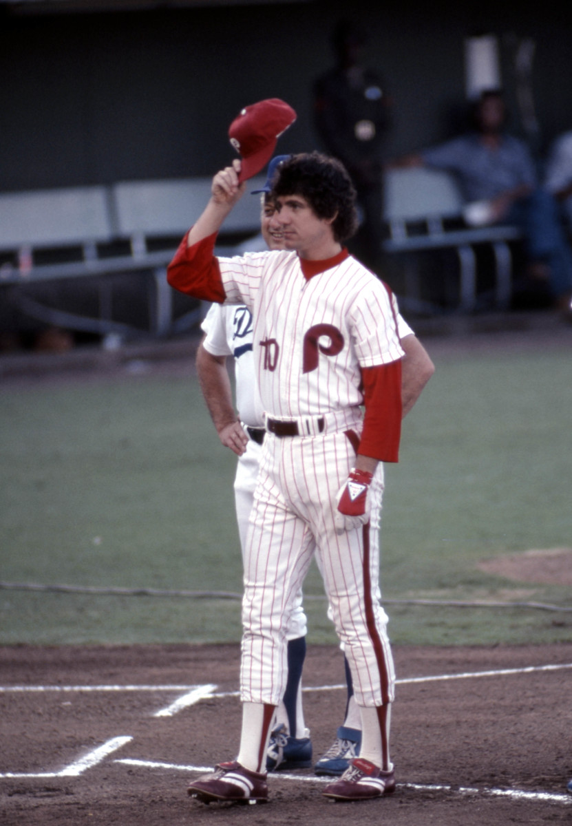 Larry Bowa tips his hat at the 1978 MLB All-Star game introductions