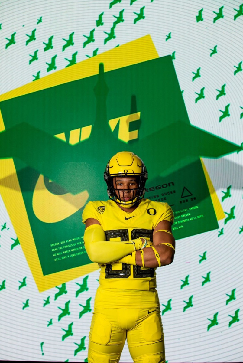 Jaxson Jones is Oregon's first defensive commitment in the 2024 recruiting class.