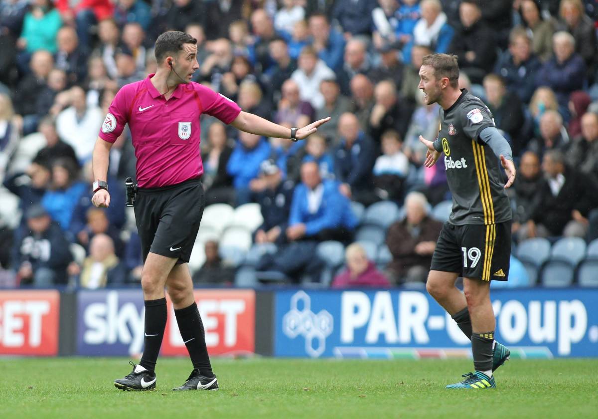 Aiden McGeady appealing to Kavanagh for a foul in the Championship game against Preston. 