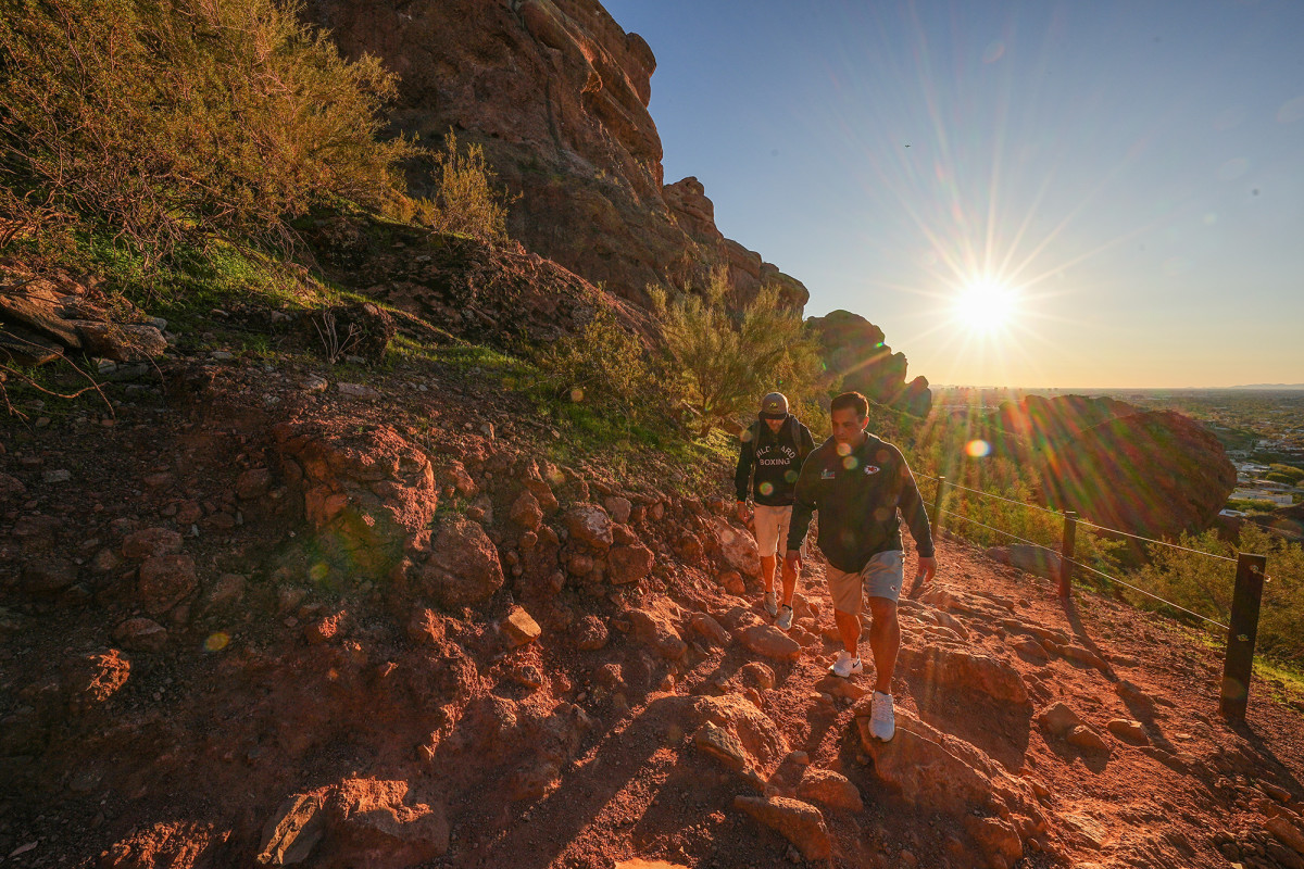 Brett Veach and SI writer Greg Bishop hike Camelback