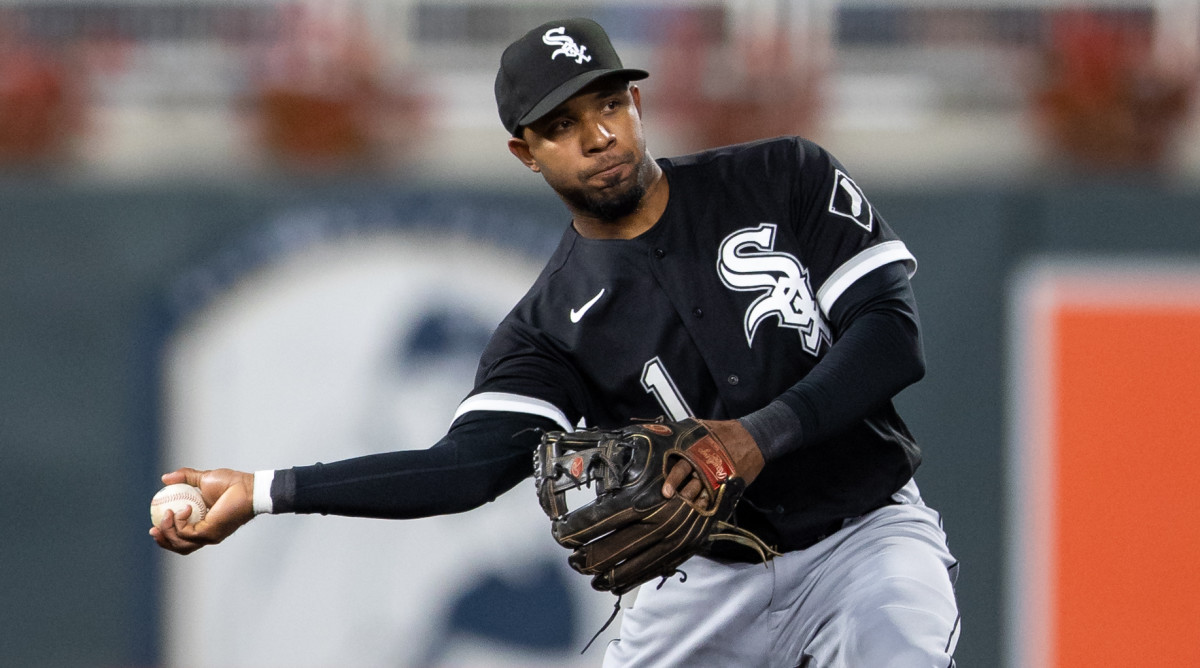 White Sox shortstop Elvis Andrus throws the ball