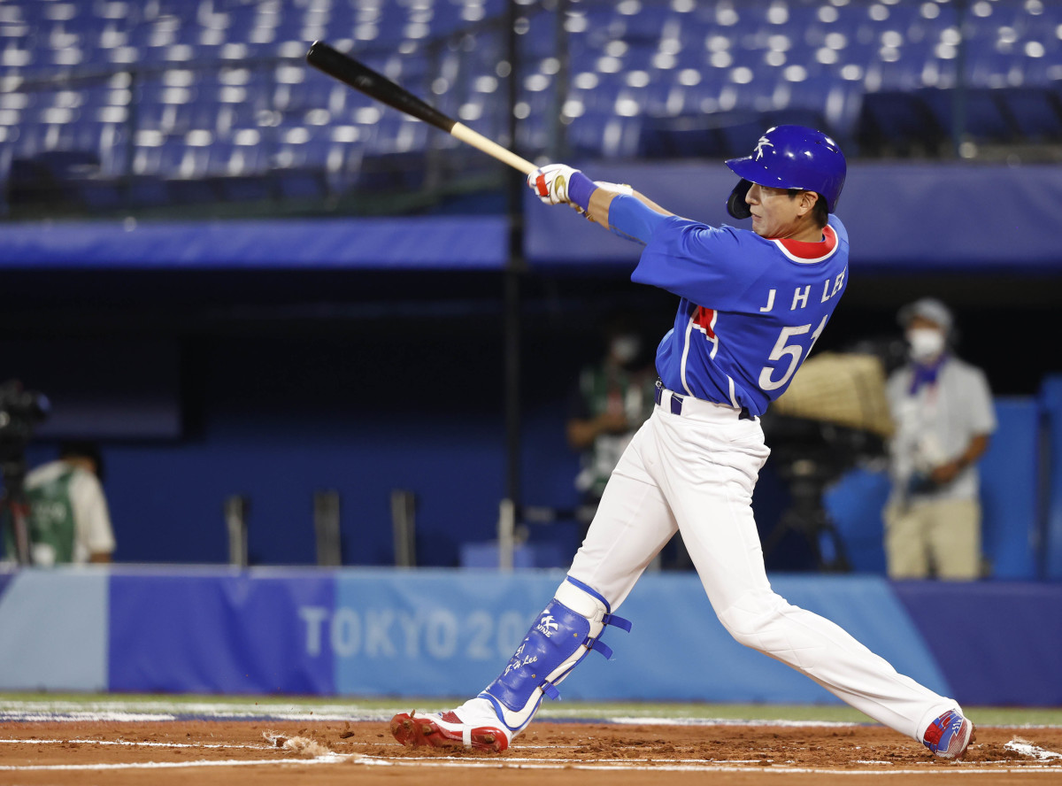 Team South Korea outfielder Jung Hoo Lee (51) hits a single against USA during the Tokyo 2020 Olympic Summer Games at Yokohama Baseball Stadium. (2020)
